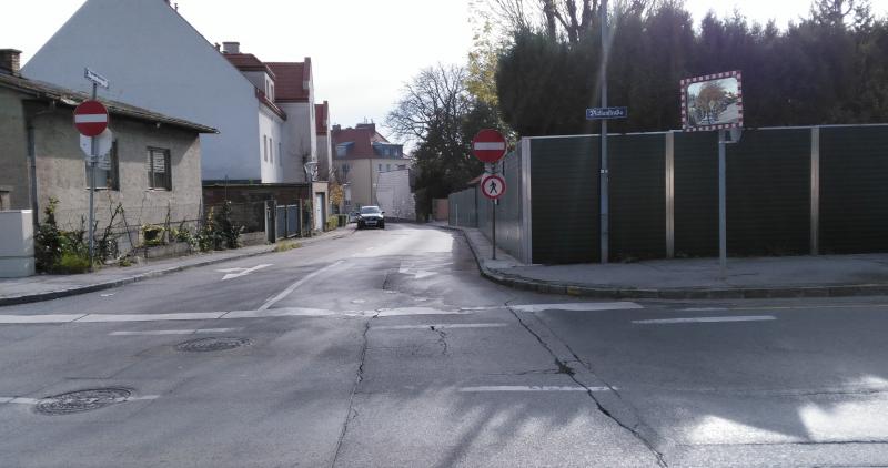 Da wird der Vogel abgeschossen - Gehverbot auf einer normalen Straße!!